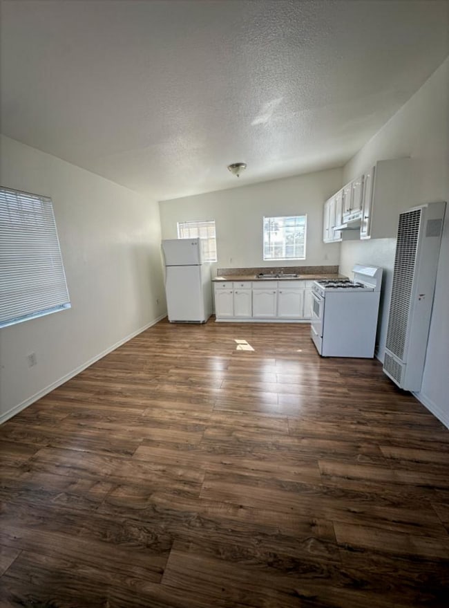 Interior Photo - 1016 W 103rd St