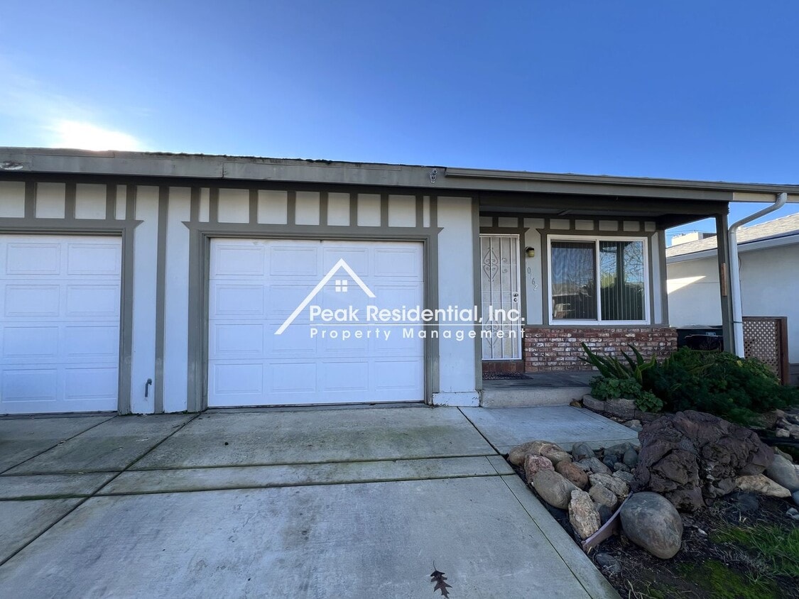 Building Photo - Nice Sacramento 2bd/1ba Duplex!