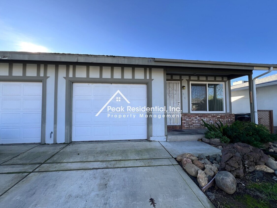 Foto del edificio - Nice Sacramento 2bd/1ba Duplex!