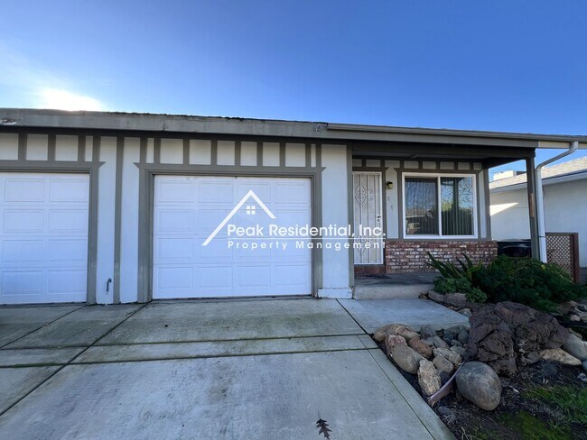 Foto del edificio - Nice Sacramento 2bd/1ba Duplex!