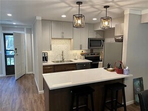 Building Photo - 861 Southwood