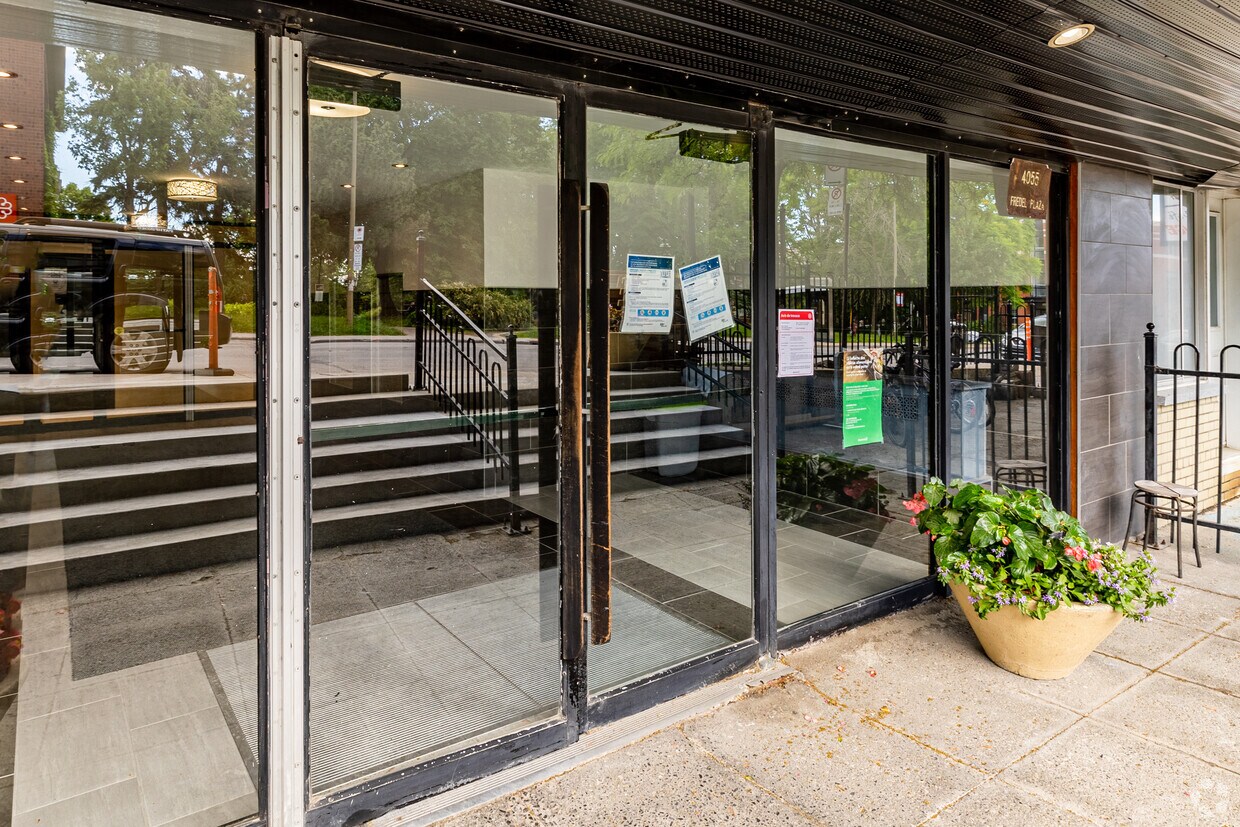 Photo du bâtiment - 4055 Décarie