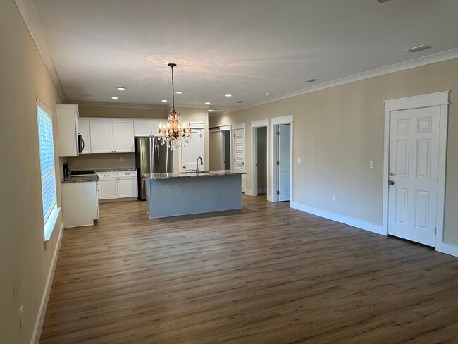 Building Photo - 605 3rd St