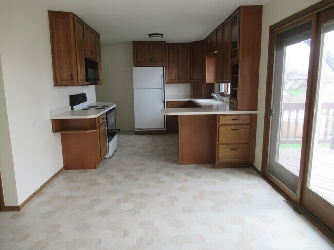 Dinning area with sliding doors to deck - 6507 Lani Ln