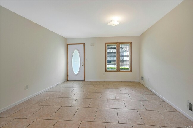 Building Photo - 32 Lindbergh Cir