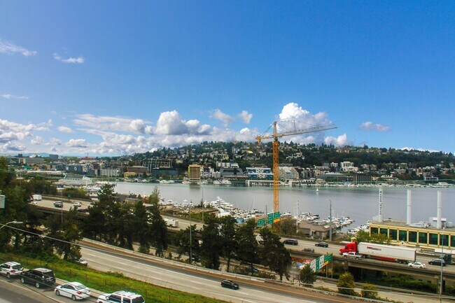 Foto del edificio - 1124 Lakeview Blvd E