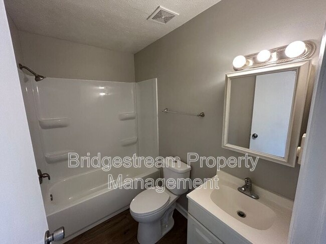 Building Photo - 4570 Waynedale Cir