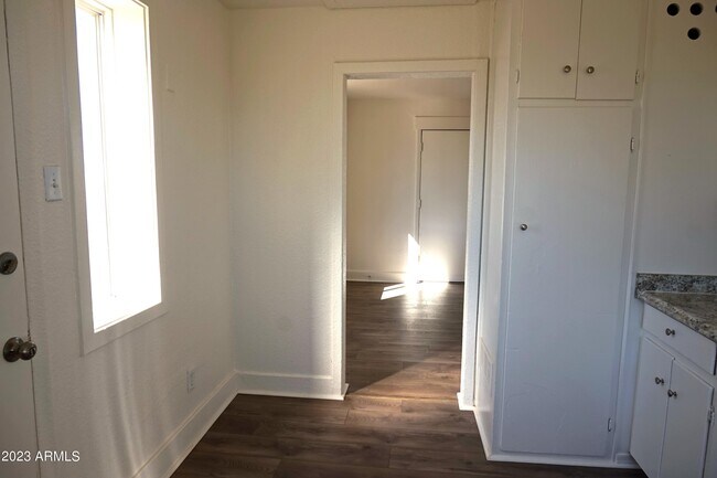 Foto del edificio - 557 Graham Pl