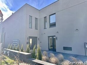 Building Photo - 362 W Merrick Rd