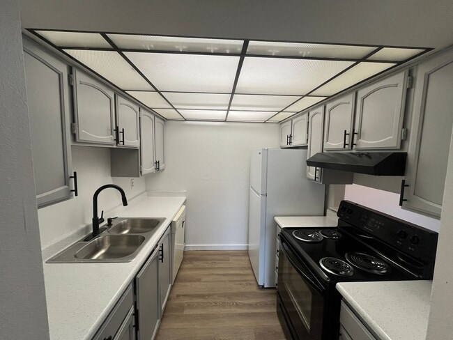 Building Photo - **$500 Move in Special** Updated Spacious 1 bed/1 bath in Aurora
