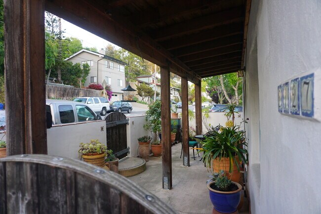 Desde la entrada de vehículos hasta el patio. - 2127 Red Rose Way