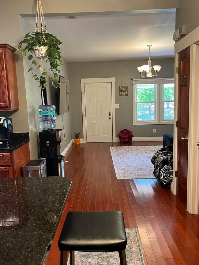 Building Photo - Charming 2-Bed, 2-Bath Main-Floor Home in Indianapolis