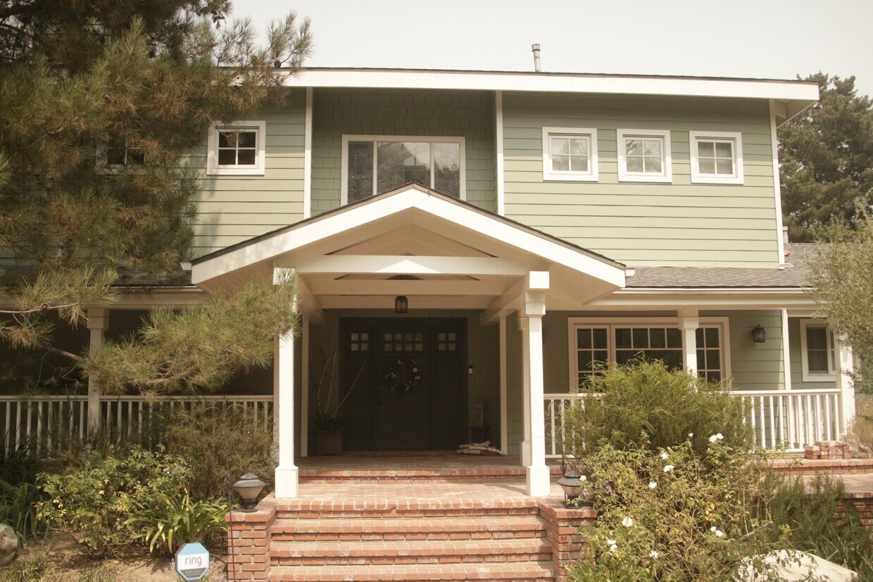 Primary Photo - 9423 Wheatland Ave