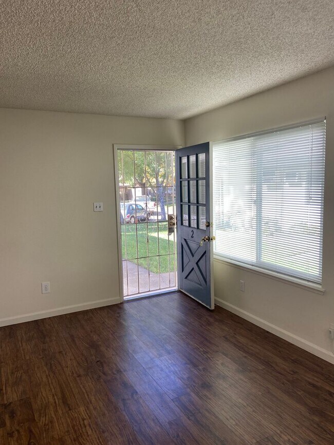Building Photo - 4-Plex Centrally located - 2bdrm, 1 bath.
