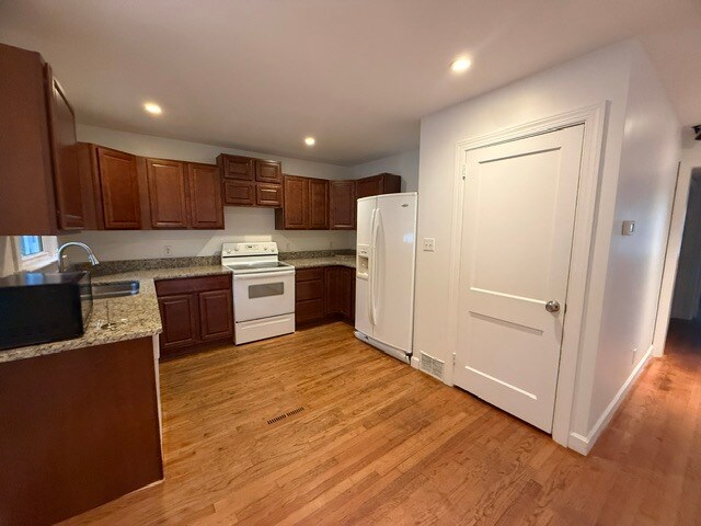 Foto del edificio - 2310 Fernwood Dr