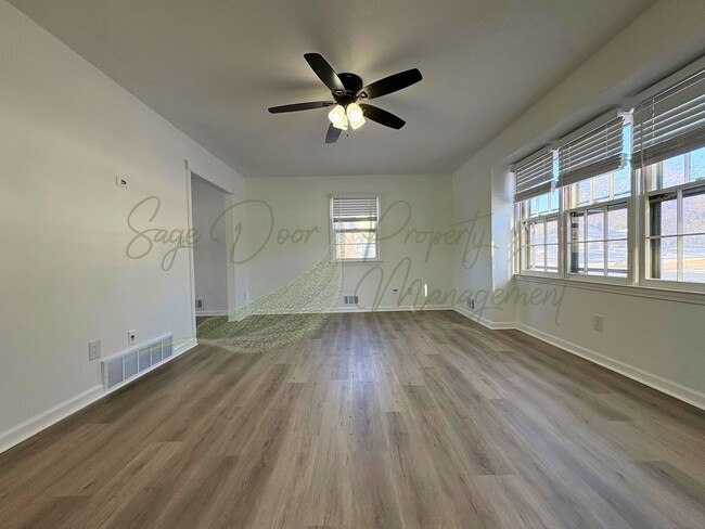 Foto del edificio - BEAUTIFULLY UPDATED 5 BED/ 3 BATH HOME WITH OVERSIZED GARAGE