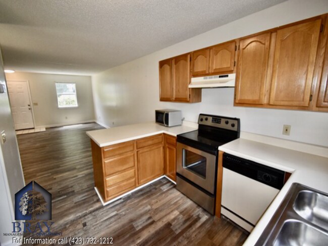 Foto del edificio - MODERN TRI-LEVEL TOWNHOME NEAR STEELE CREEK PARK