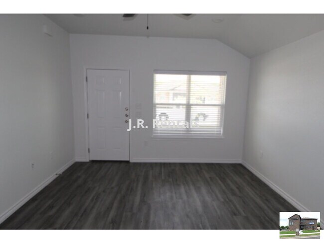 Foto del edificio - 118 Wind Ridge Dr