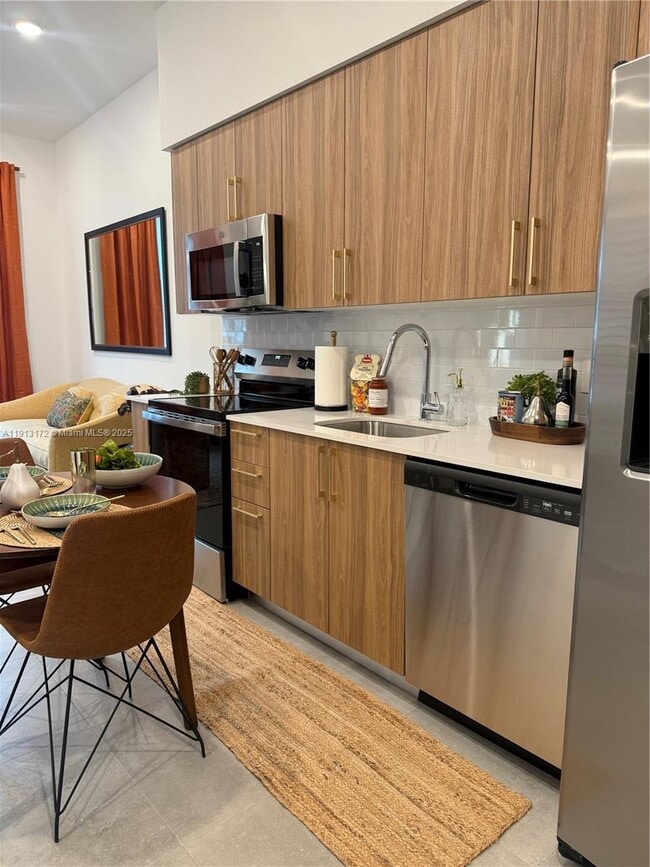 Building Photo - 2000 Van Buren St