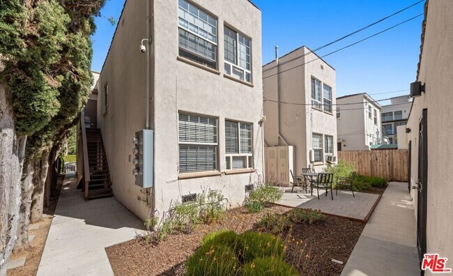 Foto del edificio - 1335 S Roxbury Dr