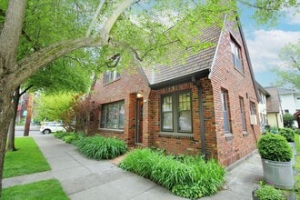 Building Photo - 2904-2914 SE Washington St & 606 SE 29th Ave