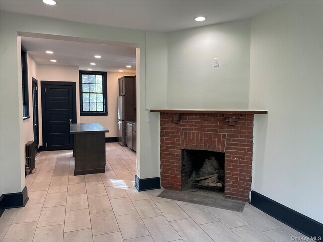 Foto del edificio - 12 Pine Hill Rd