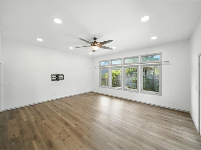 Foto del edificio - 1604 Springdale Rd
