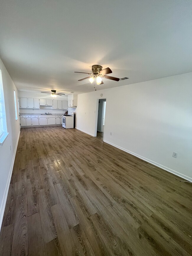 Building Photo - 905 Phlox Ave