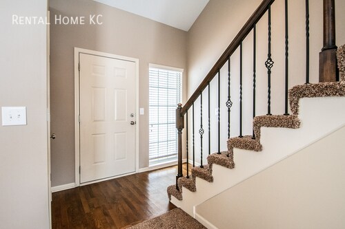 Building Photo - Stylish 3-bedroom Townhouse in Blue Valley...