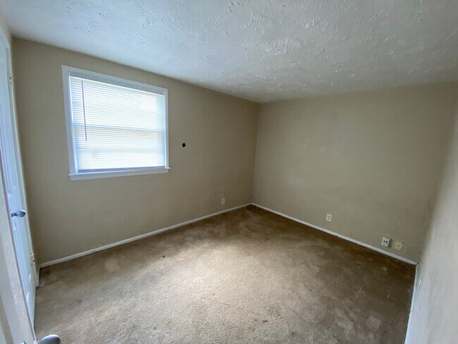 Building Photo - 1216 Eastbrook Dr