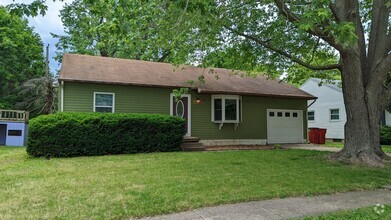 Building Photo - 907 Oakcrest Dr