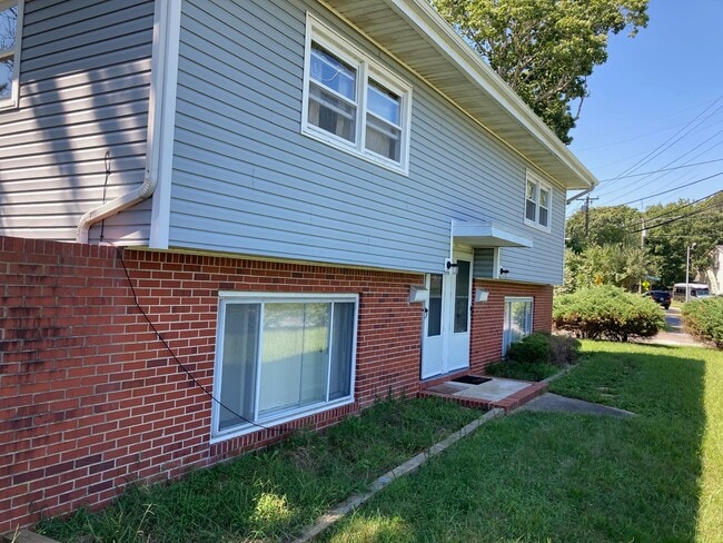 Building Photo - 3 Seashore Ln