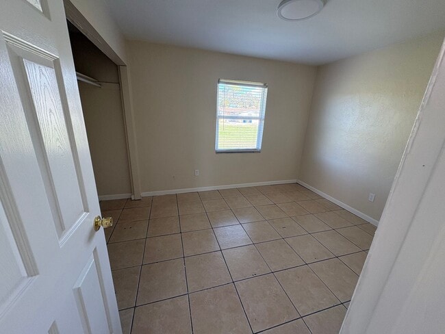 Building Photo - 3 Bedroom - Mango Ave