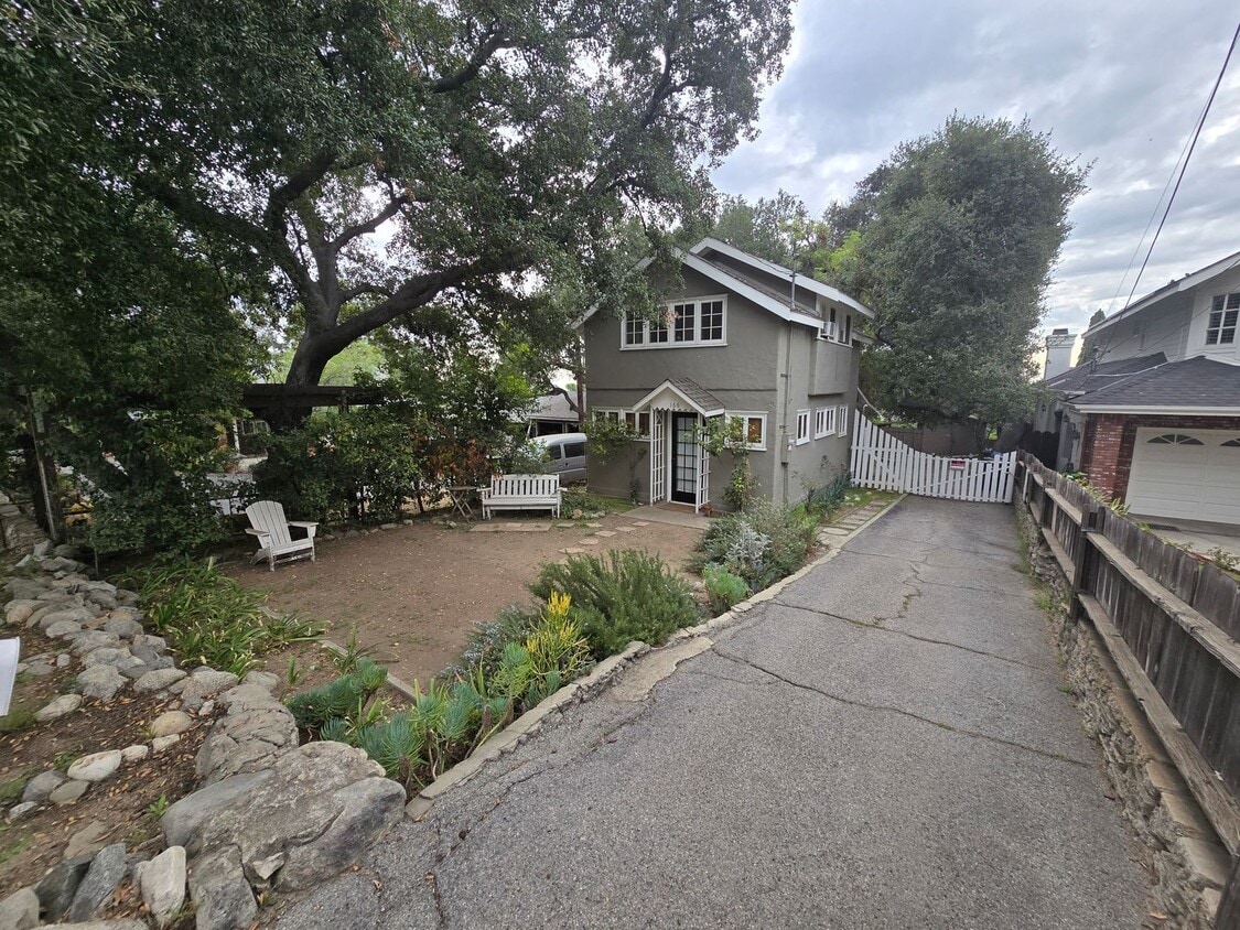 Primary Photo - Beautiful 2 Bed 1 Bath Home in Sierra Madre