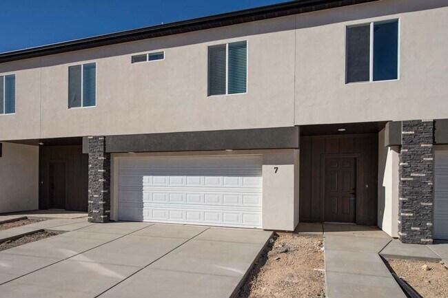Foto del edificio - Beautiful Townhome in Cross Hollow Hills! ...