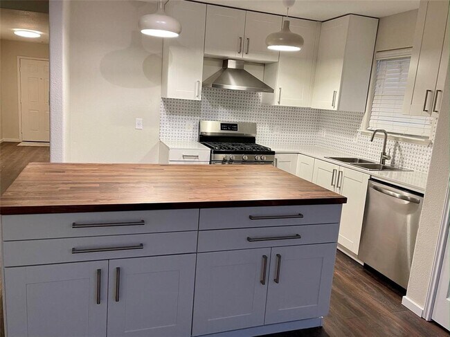 Foto del edificio - 536 Hidden Dale Dr