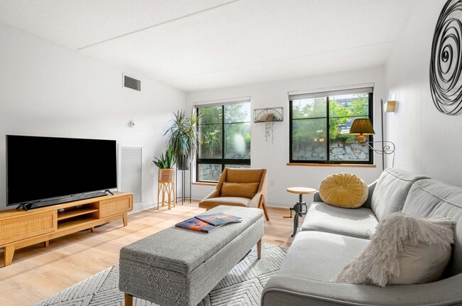 Foto del edificio - 100 Ledgewood Dr