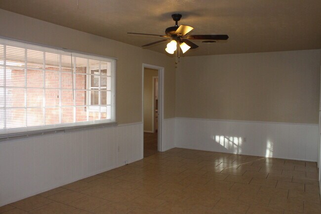 Building Photo - Available Now! 3 Bedroom/2 Bath/ 1 car garage
