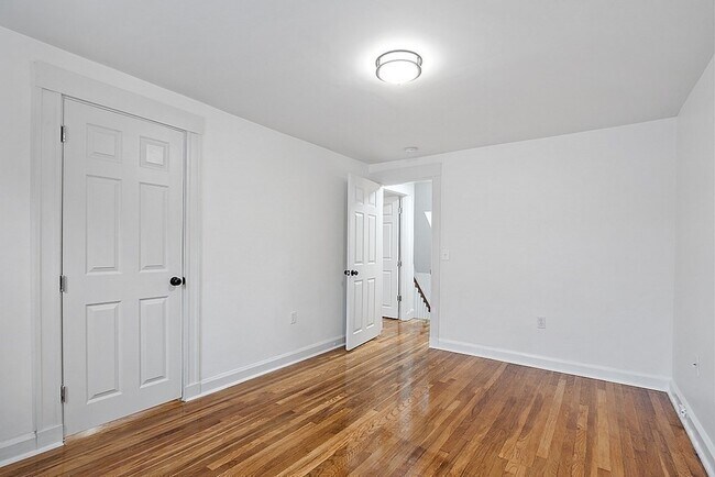 Building Photo - 14 Circular Ave