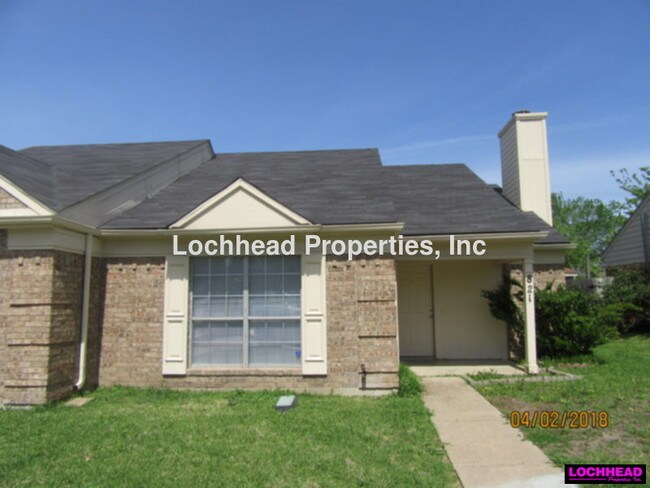 Building Photo - 821 Denmark Dr