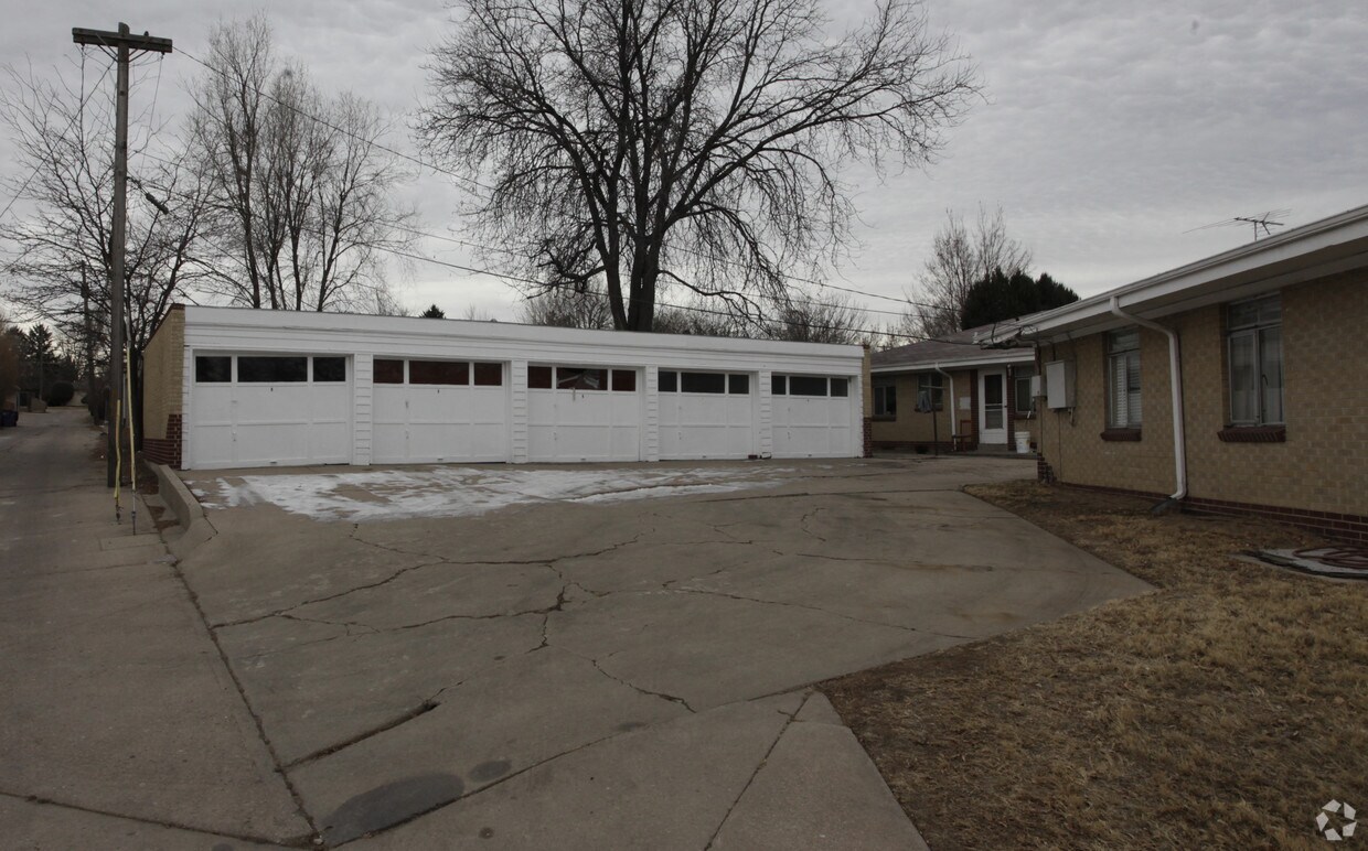 Building Photo - 852-876 Forest St