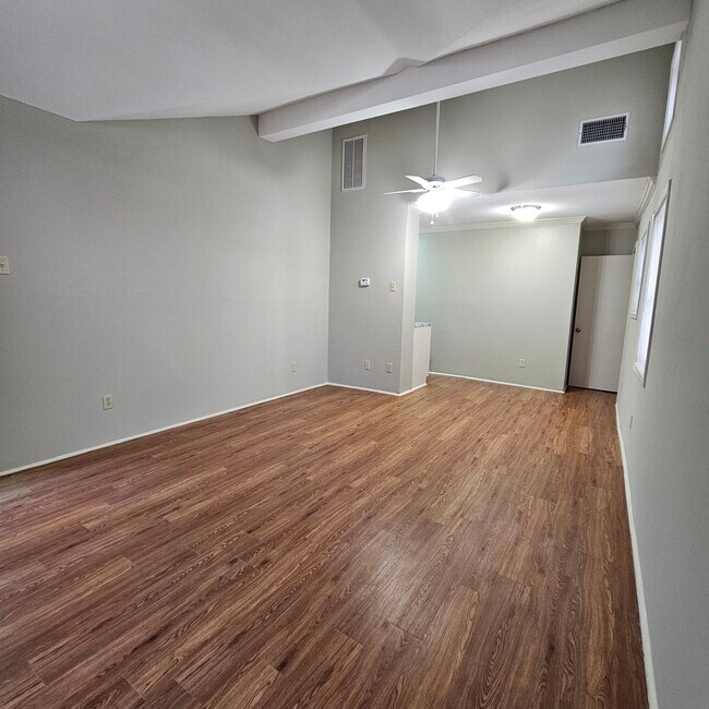 Sala de estar (continuación) - 10100 Galway Dr