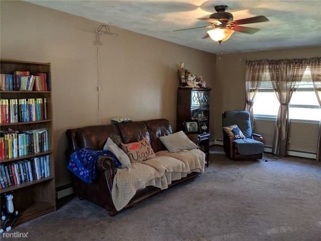 Building Photo - 3 br, 2 bath House - 15 Pound Rd