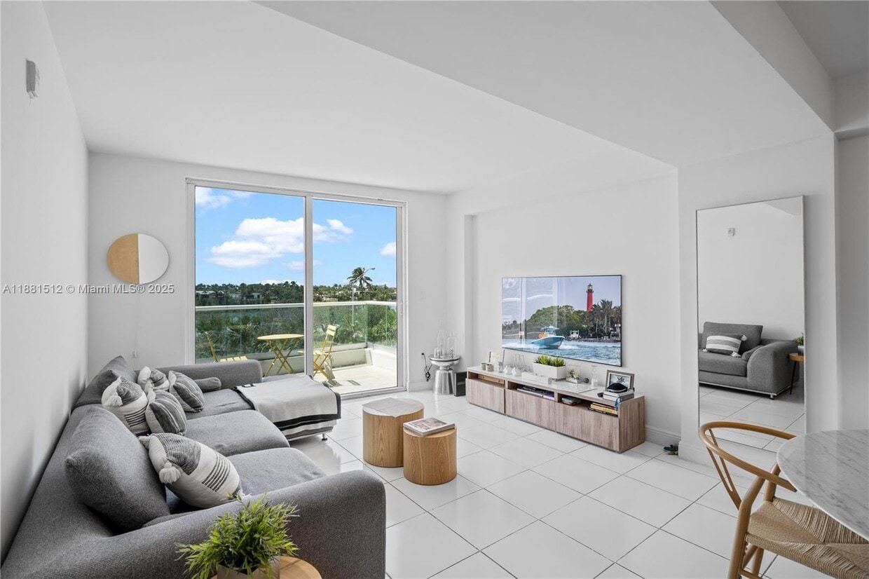 Primary Photo - 6362 Collins Ave