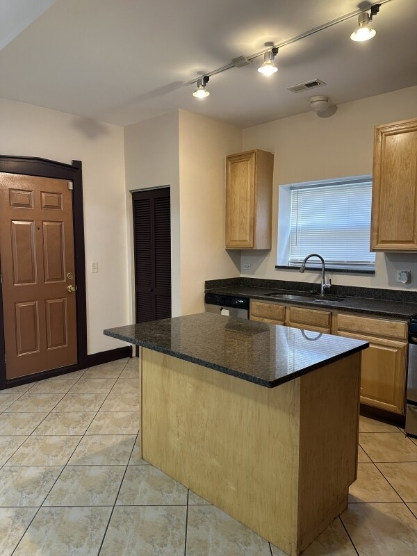 Building Photo - 6035 S St Lawrence Ave