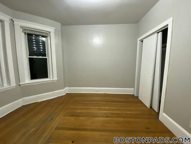 Building Photo - 463 Park Dr