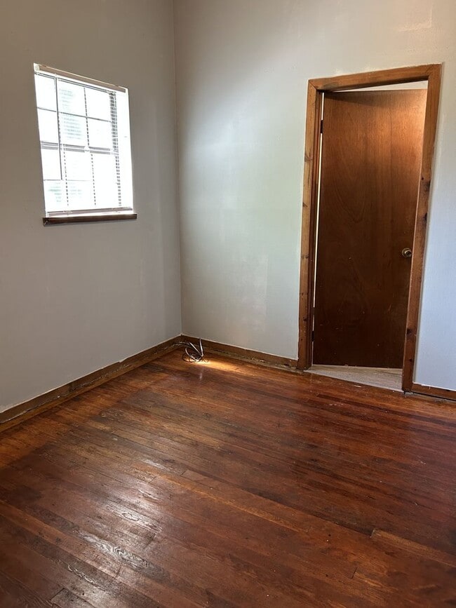 Building Photo - 2 bedroom 1 bath- New paint and refinished...