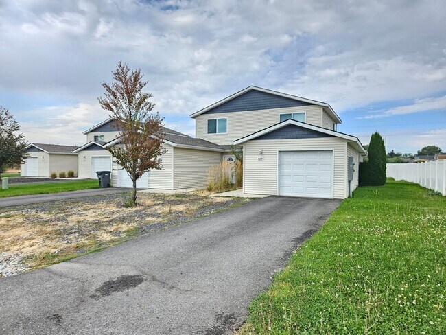 Foto del edificio - 5207-5207 E Upriver Dr