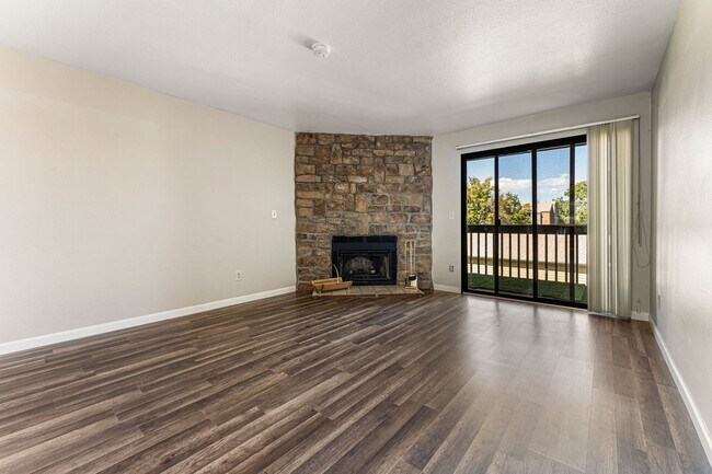 Foto del edificio - Renovated 2-Bed/2-Bath Condo in Tall Pines, Lakewood!