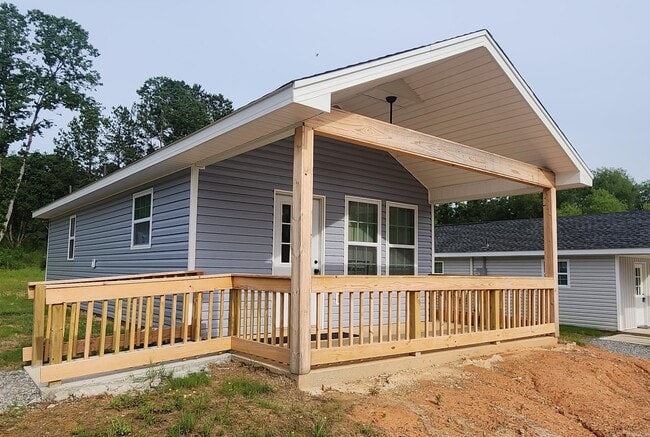 Building Photo - 5 Sara Ann Dr